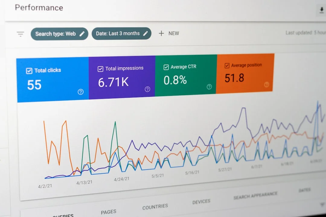 Vue rapprochée d’un document de stratégie marketing sur un bureau, parfaitement adaptée aux contenus liés au business.