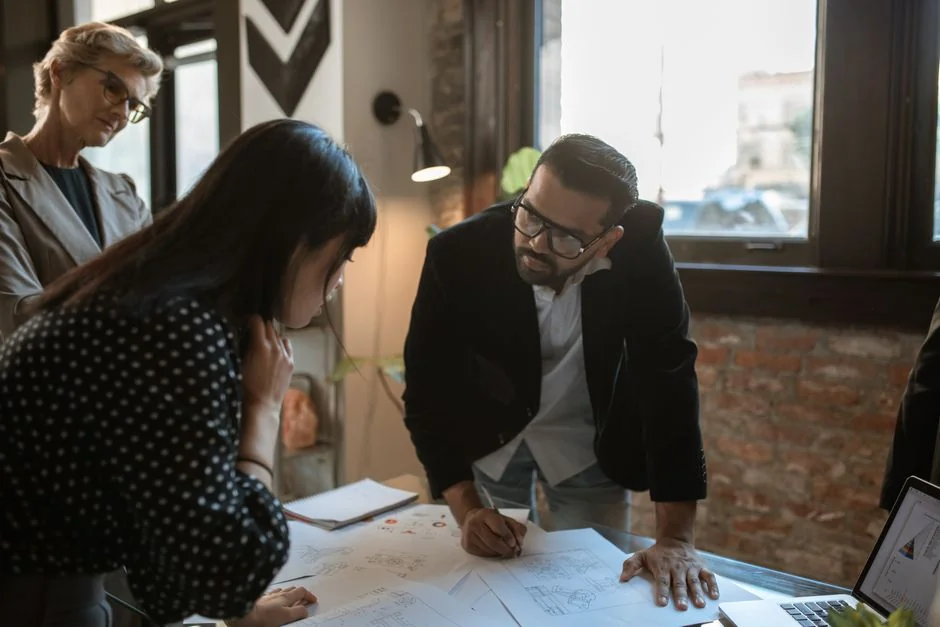 Vue rapprochée de divers documents marketing posés sur un bureau, idéale pour les échanges autour du business et de la stratégie.